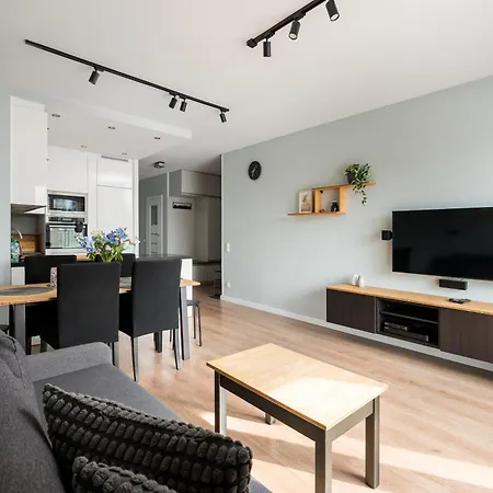 Apartment Wola Obozowa Spacious By Bookinghost
