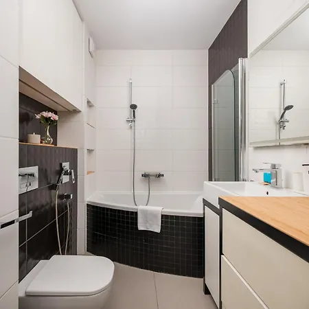 דירה Wola Obozowa Spacious By Bookinghost ורשה